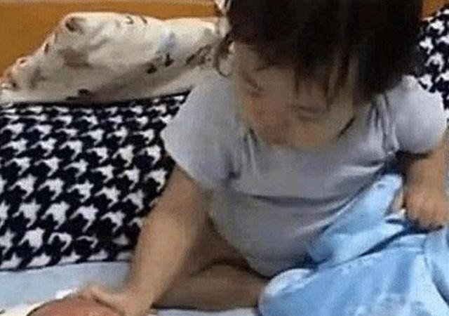 妈妈|2岁姐姐被3个月大弟弟吵醒,一看妈妈不在,姐姐做法太有爱了