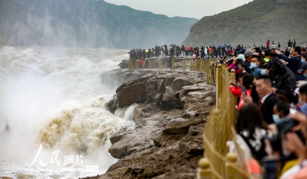 山西吉县：黄河壶口瀑布醉游人