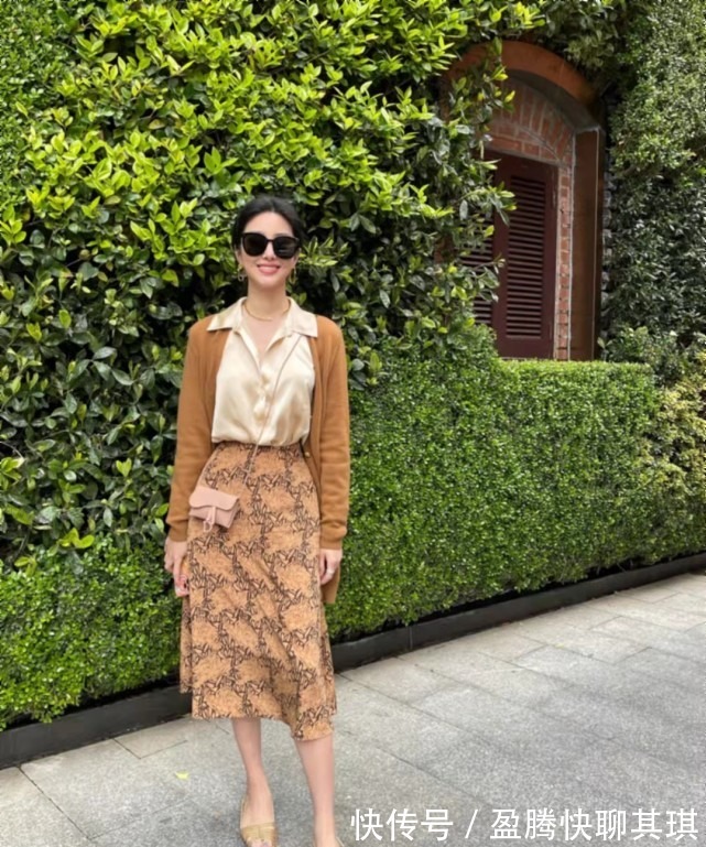 小蛮腰|秋季如何打造温柔风穿搭?选择针织衫就对了好看不过时,快学起来