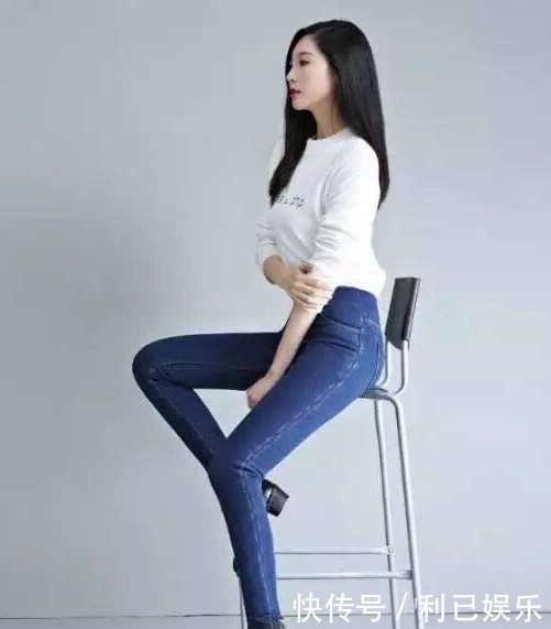 时尚|时尚穿搭:紧身牛仔裤优雅的穿搭衬托时尚感,展现高雅淑女范!