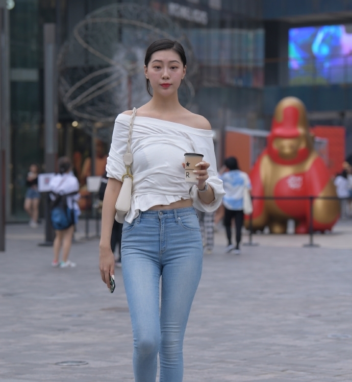 造型 穿铅笔裤好不好看?搭配“露肩衣”试试,造型会告诉你答案!