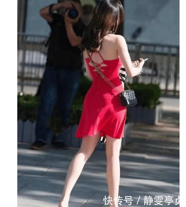 红色吊带连衣裙,小姐姐在给男朋友说什么