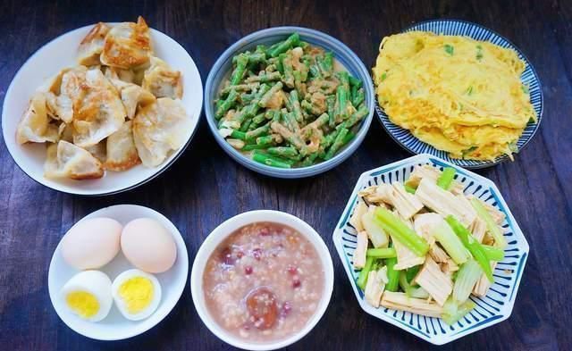 一家三口的精致早餐,讲究搭配,营养丰富,网友:羡慕这样的生活