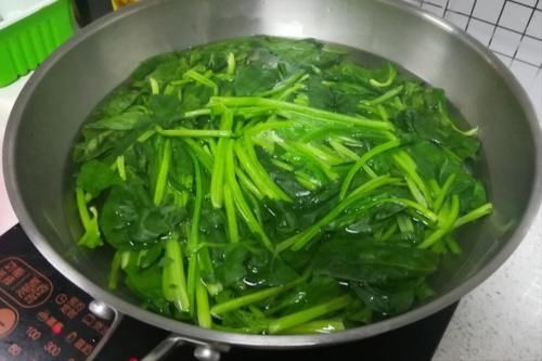 窍门|不管炒什么绿叶菜,切忌直接下锅,分享2个窍门,青菜翠绿不出水