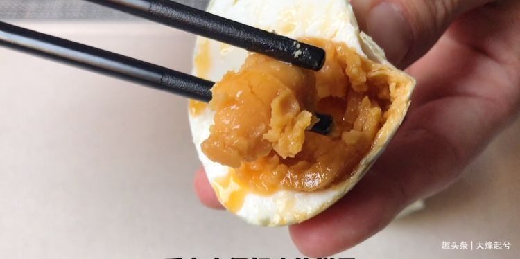 把白酒倒进鸭蛋里，真是厉害了，个个翻沙流油，吃着满嘴留香