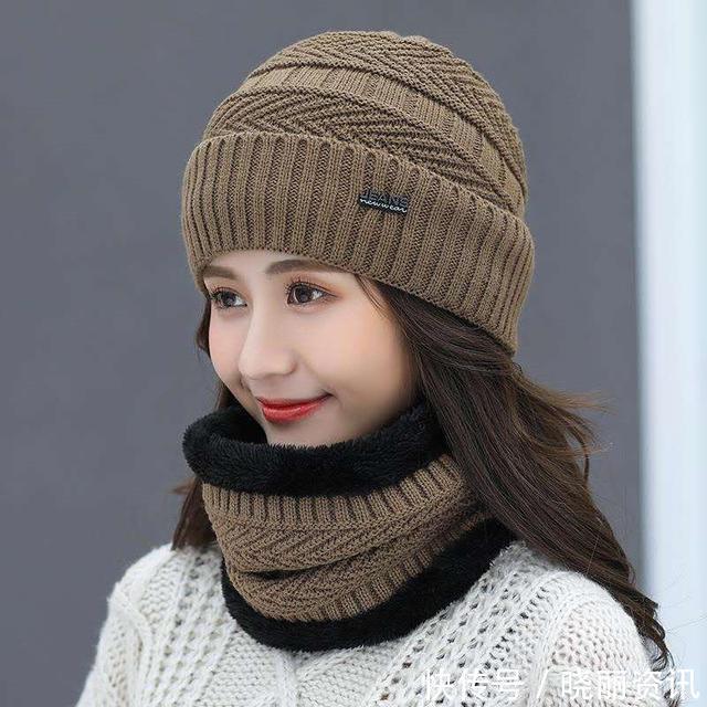 三四十岁的女人,冬天流行大衣+帽子!搭这种“帽子”,很时髦!