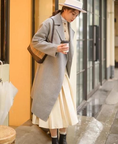 入春后，穿大衣少配裤装，今年流行搭这几款“半身长裙”，很优雅
