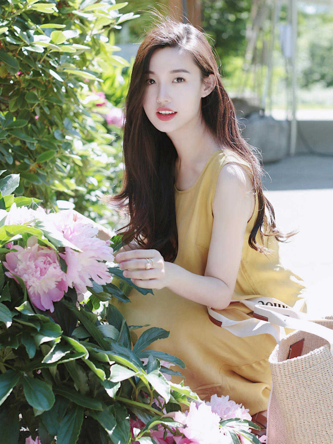 减龄|若你才20岁,别打扮太老!T恤+休闲裤可甜可咸,洋气减龄美翻天