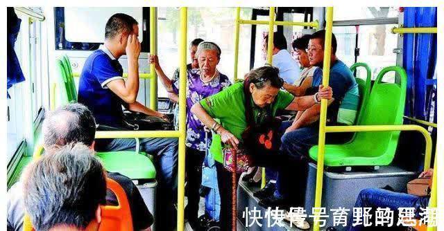 道德|老人嫌孩子让座慢,一把丢掉孩子书包,父亲的举动,引全车人鼓掌