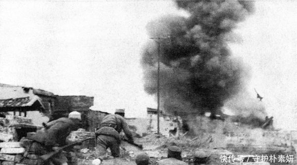 士兵已经|团长被5千日军狂追，危急时刻小兵大喊：全躲开！干趴500日军