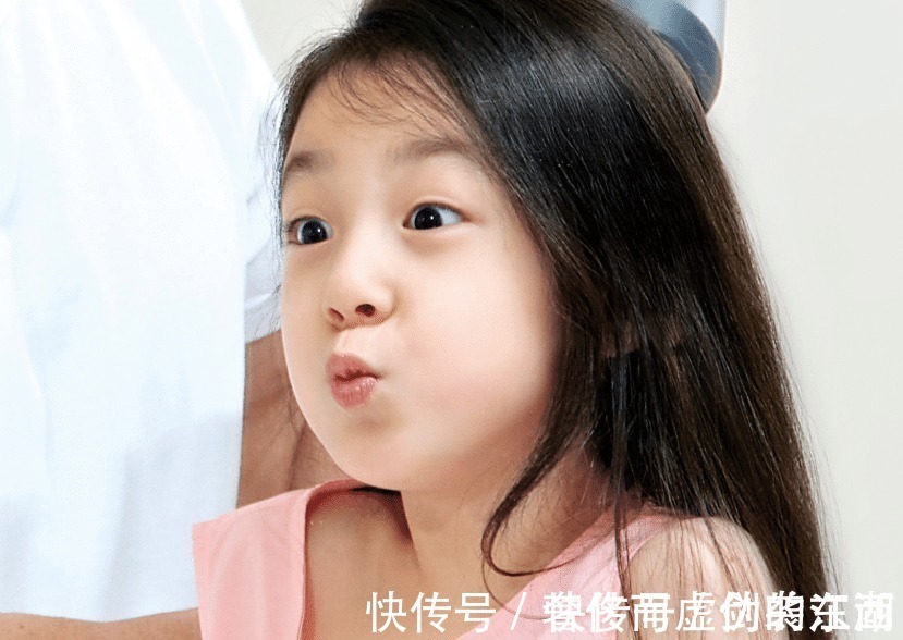 劉畊宏女兒五官長開,7歲小泡芙“月牙眼”太搶鏡,小萌娃無疑了