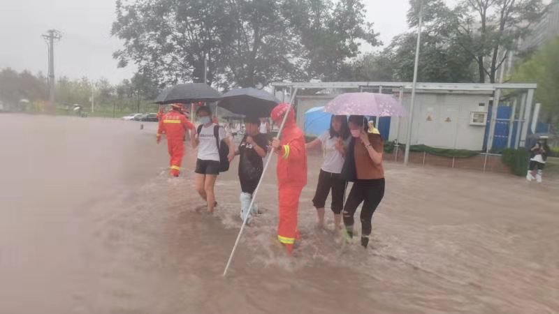 gl8|壹现场丨北京石景山古城西路积水严重多车被困消防紧急救援