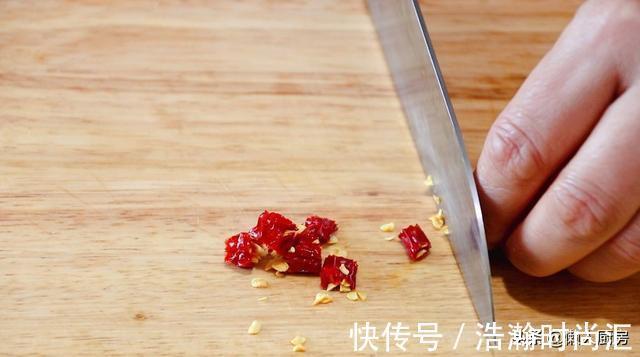 腥味|鲳鱼价格便宜，这样红烧着吃，滴上几滴醋，鱼肉鲜嫩，没有腥味