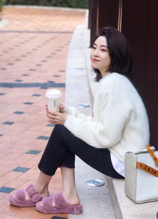 下图 今年流行“毛衣+牛仔裤”,不光保暖舒适,普通人穿了简约又洋气