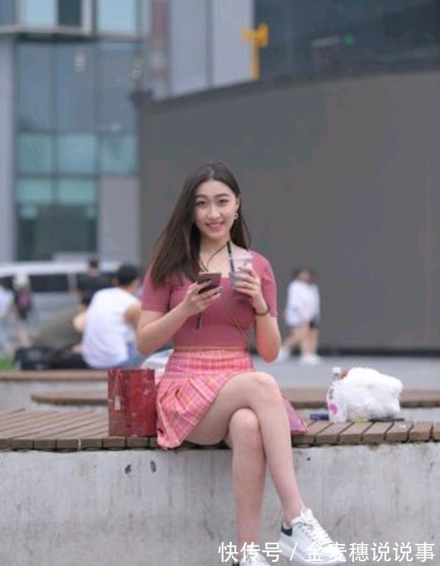 御姐范 御姐范微胖小姐姐穿搭,粉色的百褶裙套装青春活力又不失成熟丰腴!