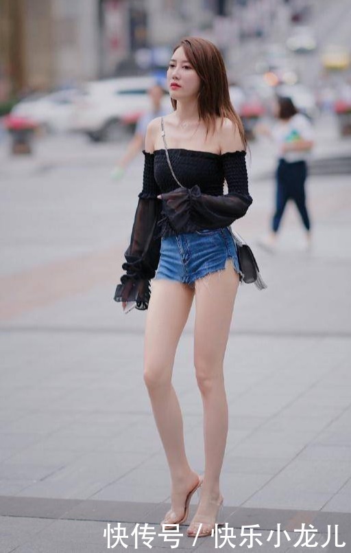 尽显|身材高挑的小姐姐,休闲穿搭黑色抹胸T恤,尽显时尚又迷人