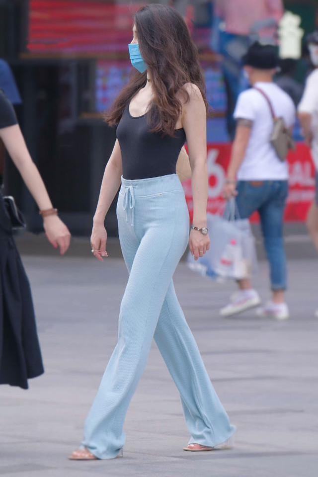 穿搭 低领口黑色紧身衣搭配阔腿裤,酷炫十足,迷人优雅