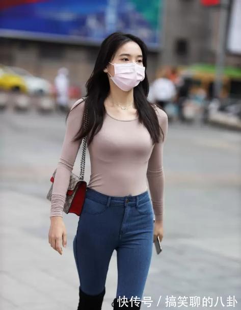 羽绒服|一字肩搭配牛仔裙，富有设计感