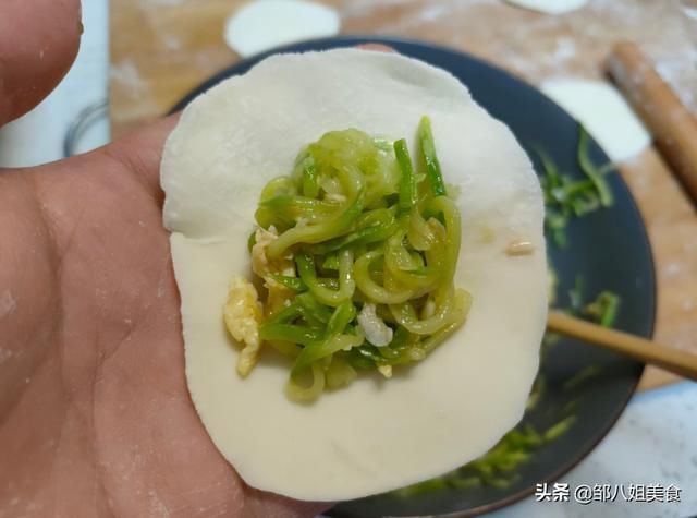 夏天|夏天包饺子，不用韭菜不用白菜，用这个菜拌馅，不放肉都鲜美好吃