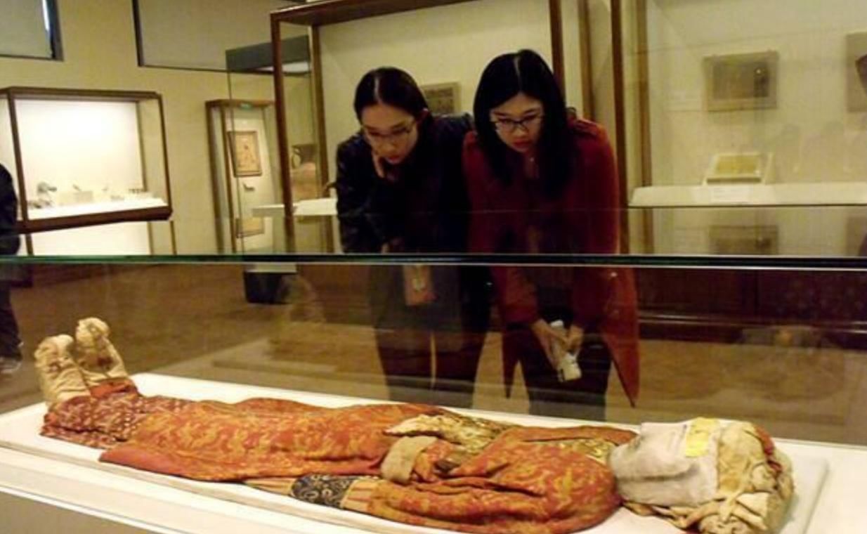 汉墓找到不腐之尸,墓主是个西域美男子,展出时却吓坏游客