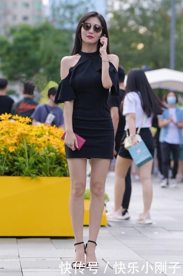 展示身材|黑色连衣裙挂脖加露肩设计,领口用荷叶边做了装饰,显得洋气十足