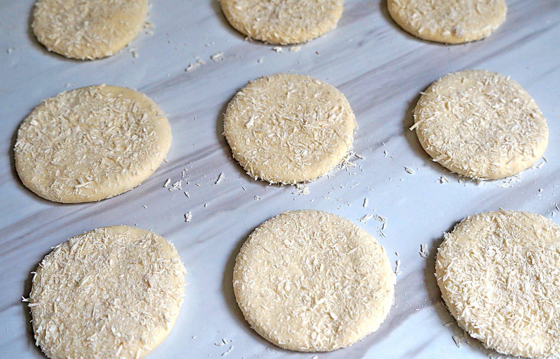 这饼不用烫面不怕粘手,比炸糖糕更简单,咬一口宣软好吃