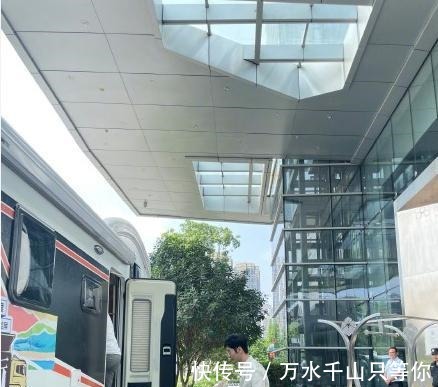 秀一秀|黄晓明《中餐厅》路透曝光，穿白色衬衫超帅气，嘉宾阵容疑曝光