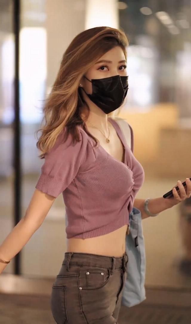 粉色|街拍身穿粉色上衣的小姐姐,搭配米色高跟鞋,心机秀出大长腿