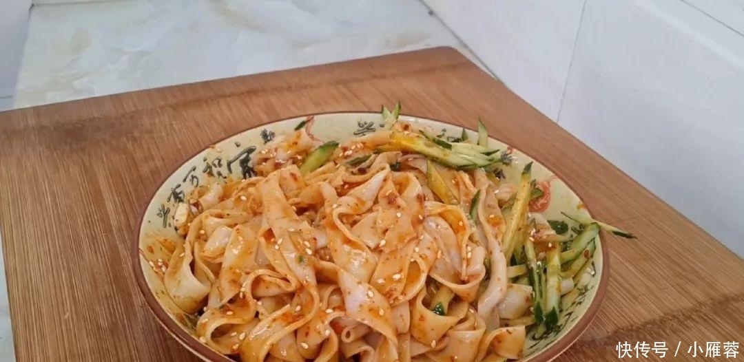 凉皮这样做,教你简单一做,比凉皮凉面都好吃,老婆一盘不够吃