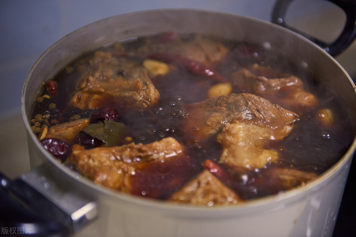 做酱牛肉还在焯水难怪不入味还很柴,教你正确做法,肉嫩筋软