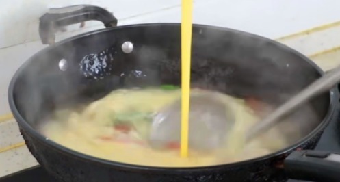 鸡蛋|做西红柿鸡蛋汤,不要先加水,掌握好顺序,蛋花漂亮、味道鲜美