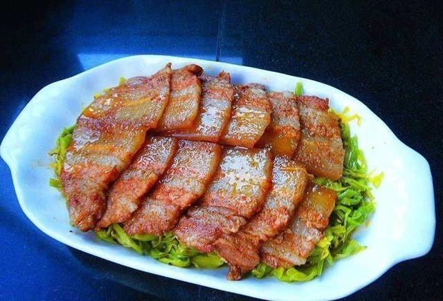 上联“三斤四两五花肉”,纪晓岚借势巧对下联,乾隆听到弦外之音