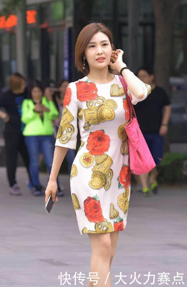 印花连衣裙修身显气质，秋日穿搭选择它，让造型显得优雅大方