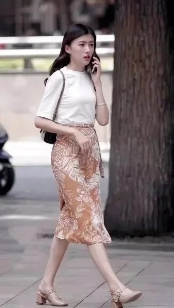 温婉|街拍:身材高挑的美女,温婉可人,很有吸引力