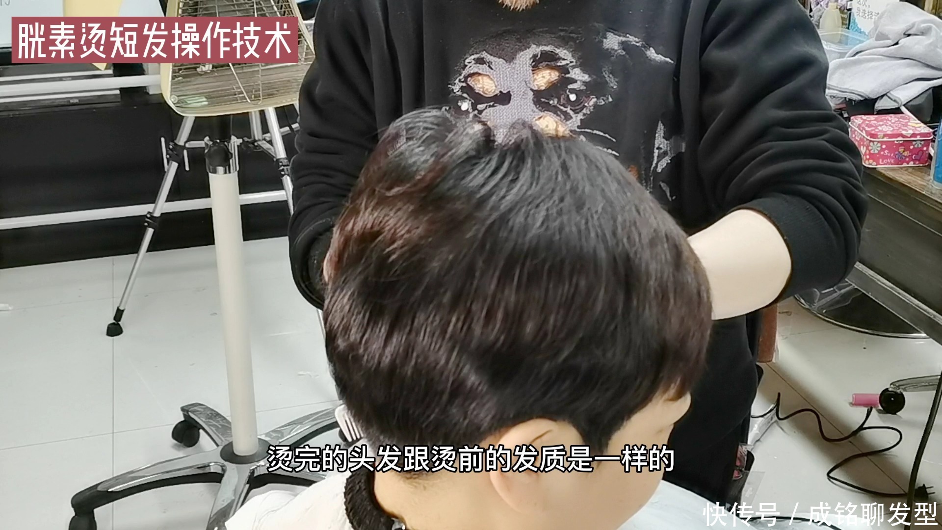 50岁脸大的女人别总烫小卷,用发根摩根烫纹理,干练减龄好打理