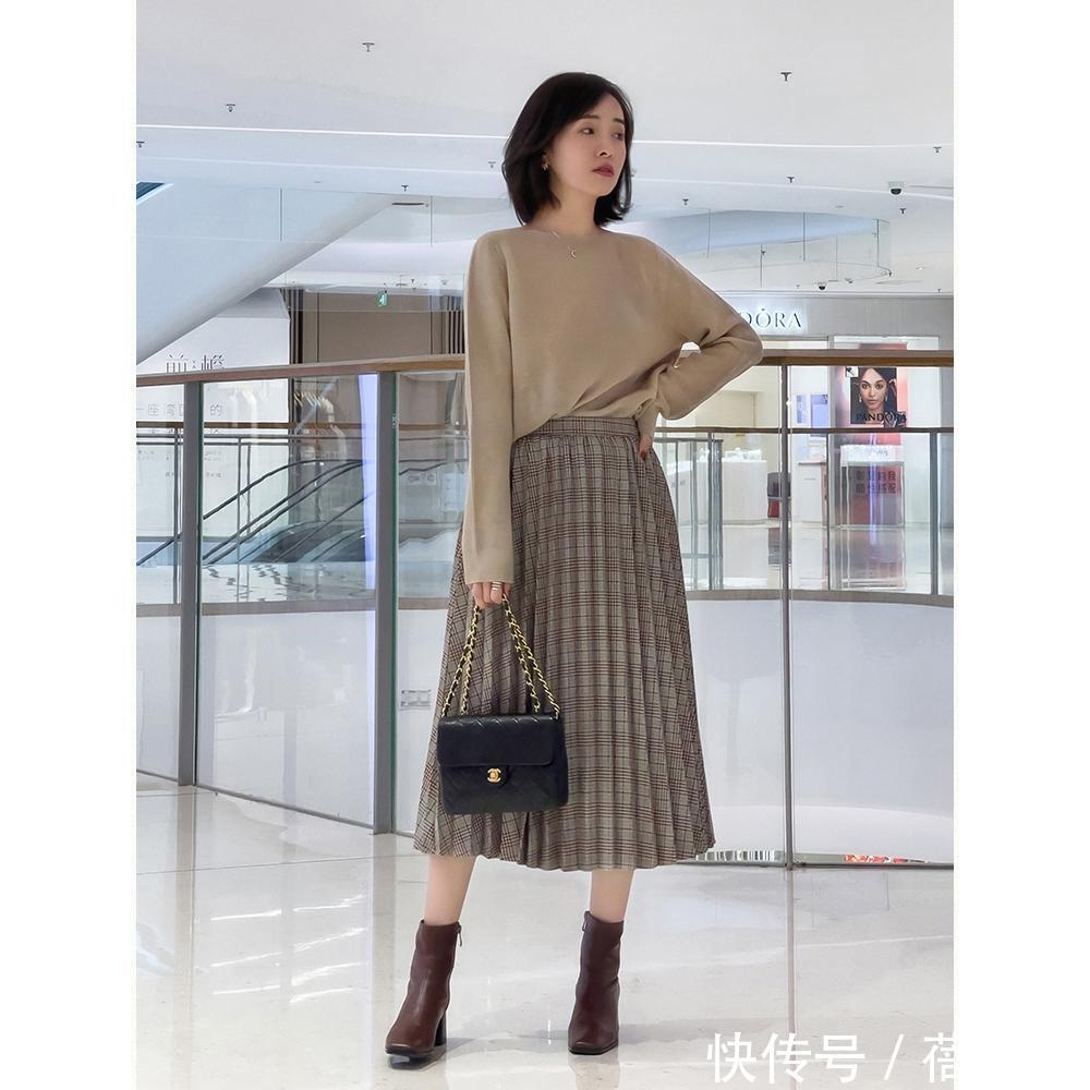 风衣|秋天建议30+女性多穿“半身裙”,搭配毛衣、风衣,优雅又显气质