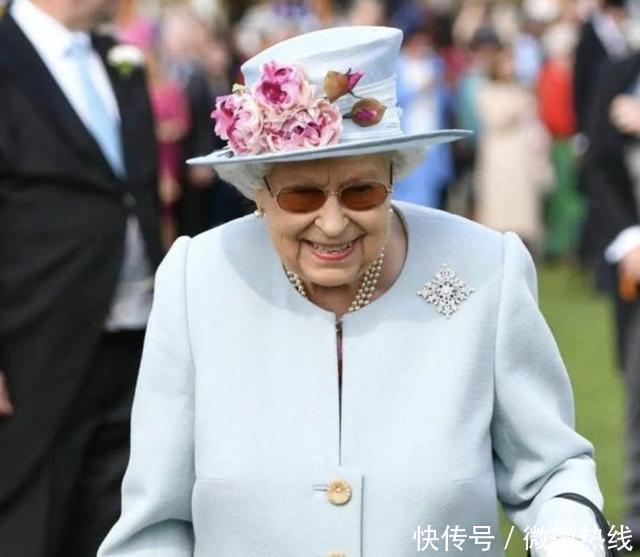 演讲|94岁英女王似乎已彻底放下梅根，复古珍珠项链配紫衣，老态尽显