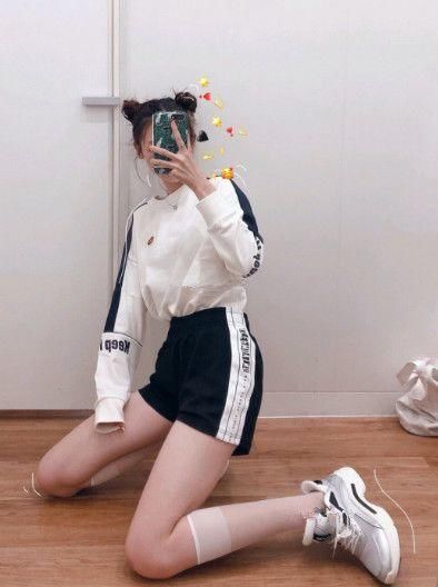 显高显瘦|安踏这套衣服火了,卫衣配短裤少女感十足,显高显瘦还很有气质