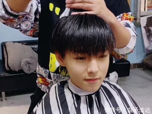 理发店|小男孩换了款社会人发型后,气质瞬间变高冷,女生:完全没办法淡定了
