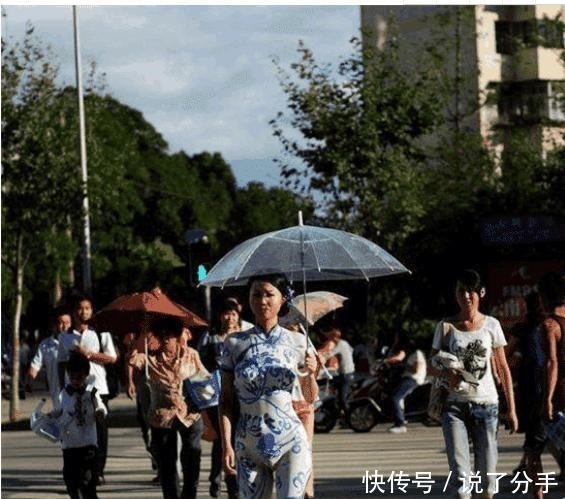 公交|美女在身上画旗袍当衣服, 光着身子挤公交被发现! 这下尴尬了!