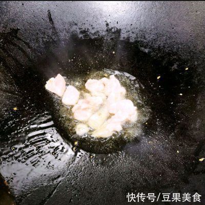 几分钟搞定滋味鲜美家常菜——鸡枞菌炒肉，一步就搞定
