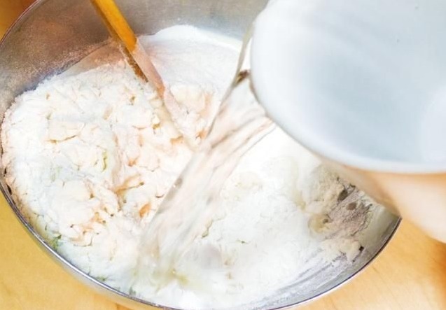 烙饼做好发硬多半是和面方式不对，教您正确做法，放凉都好吃