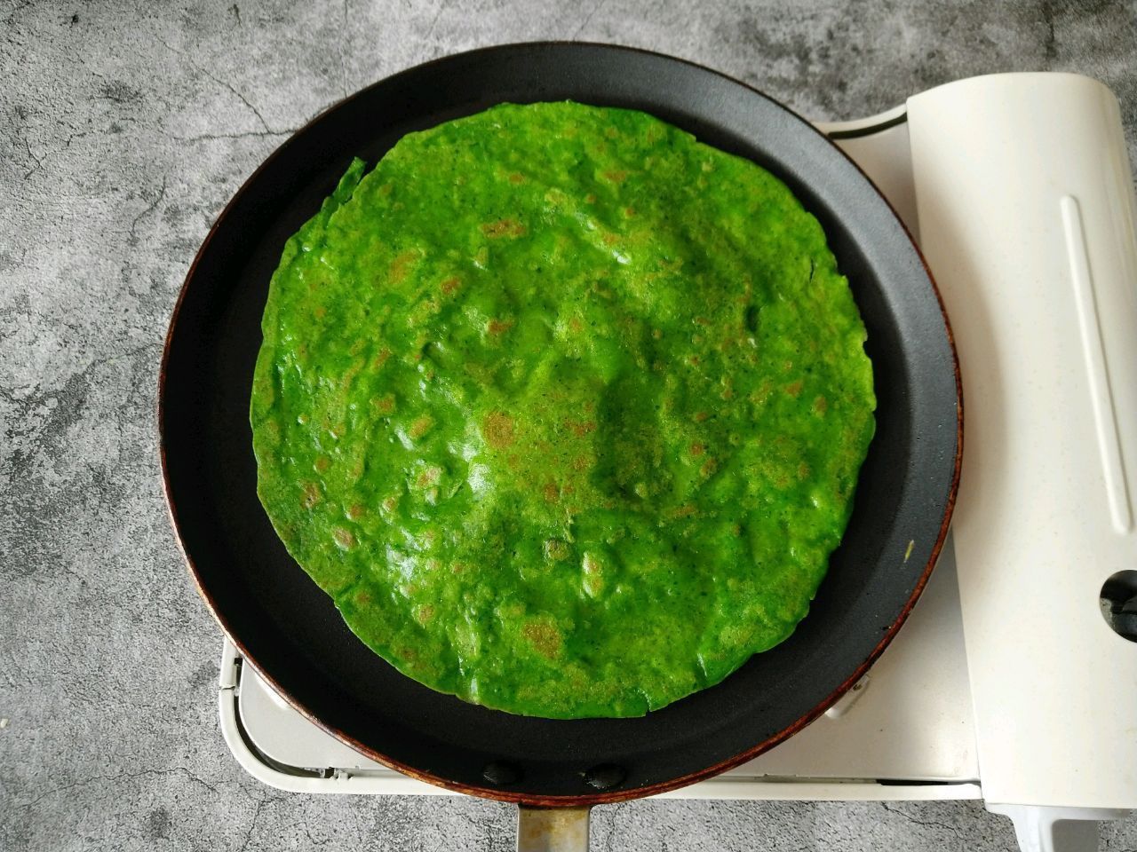 维生素菠菜和鸡蛋摊成饼,5分钟就做好,营养美味,孩子很喜欢吃