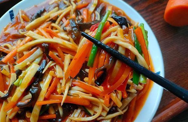 这菜我家隔2天准炒一盘,浇上料汁鲜香下饭,简单营养又好做