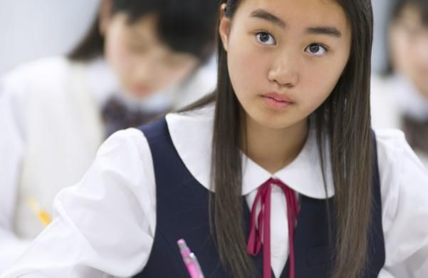 走红|幼儿园“混血女孩”走红,即使眼神迷离,也成为关注“焦点”