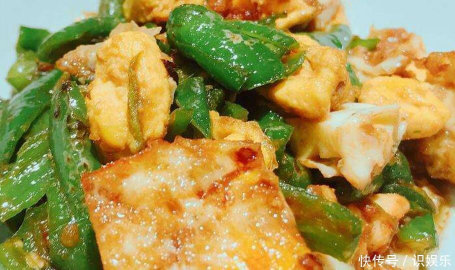 “青椒”别再炒肉了，用擀面杖滚一滚，好吃下饭比吃肉还香！