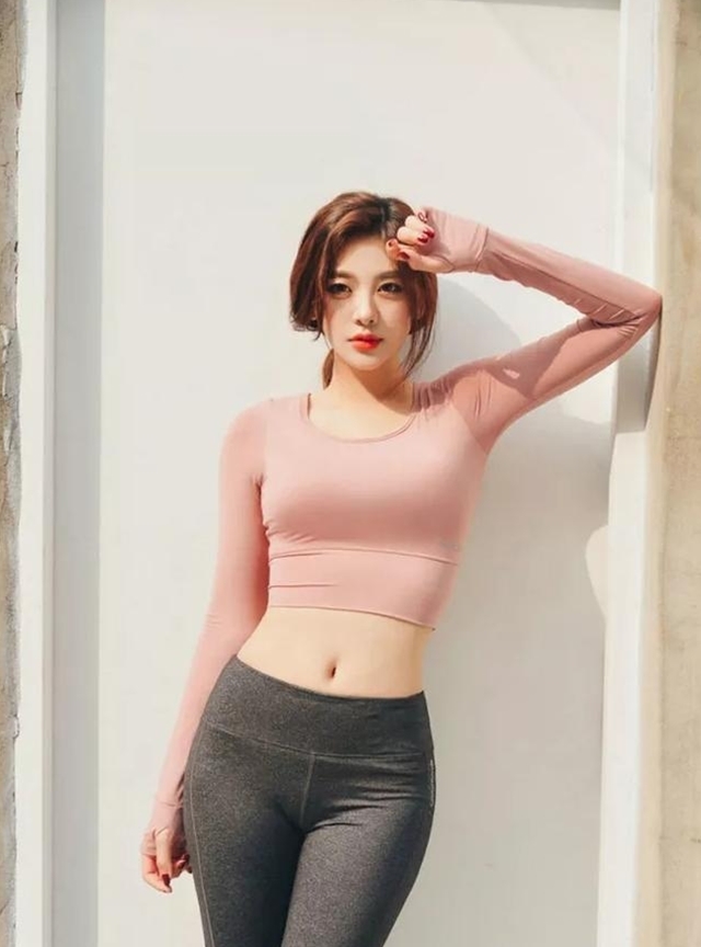  身材|成熟美丽的打底裤美女,展露香肩，大秀迷人身材，吸睛十足！