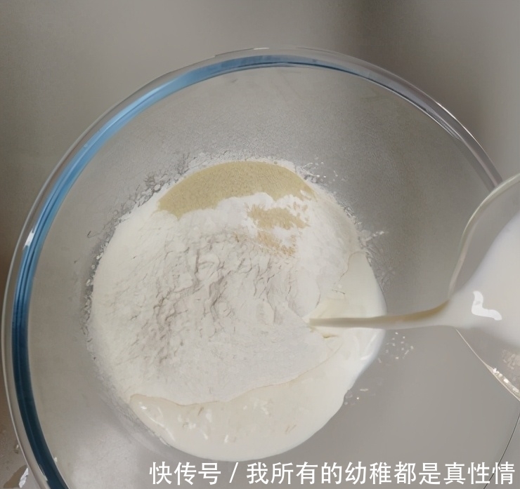 在家做一款西式甜点,味道比蛋糕店的还好吃,大人小孩都爱吃