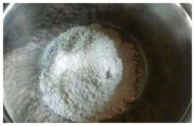 今天才懂，和面不能只放酵母，配上这2种东西，面团松软有嚼劲