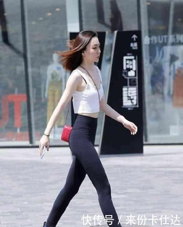 美女|街拍：美女一身咖色套装，精致的造型，体现出心情的舒爽自信！